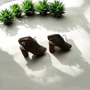 Green Sam Edelman platform sandals in a size 8.